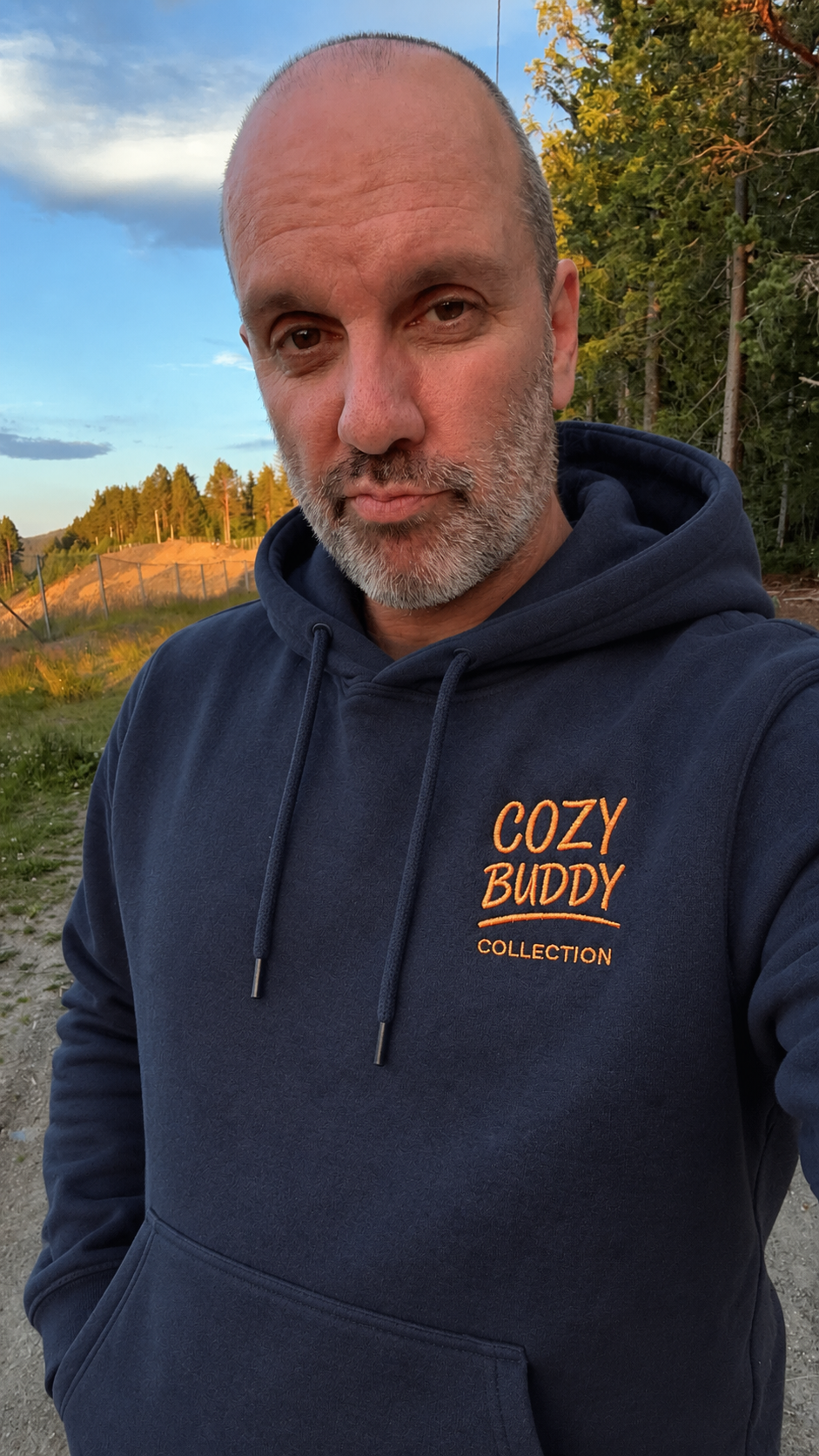 Gründer bak ideen med den orginale hoodie å logo farge 